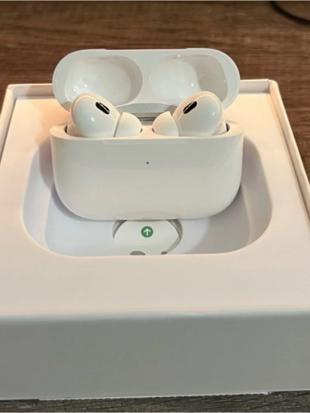 Apple AirPods bundle Wireless Earbuds in White with Charging Case